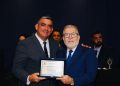O vice-prefeito de Nilópolis, Alvinho (à direita), ao lado do vereador de Teresópolis, André do Gás (à esquerda), durante a entrega do Título de Cidadão Honorário. Foto: Divulgação / Gabinete do Vice-Prefeito