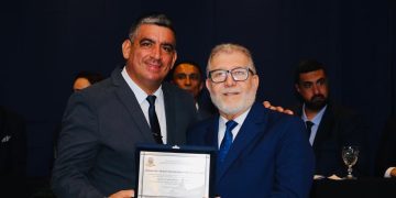 O vice-prefeito de Nil&oacute;polis, Alvinho (&agrave; direita), ao lado do vereador de Teres&oacute;polis, Andr&eacute; do G&aacute;s (&agrave; esquerda), durante a entrega do T&iacute;tulo de Cidad&atilde;o Honor&aacute;rio. Foto: Divulga&ccedil;&atilde;o / Gabinete do Vice-Prefeito