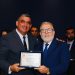 O vice-prefeito de Nilópolis, Alvinho (à direita), ao lado do vereador de Teresópolis, André do Gás (à esquerda), durante a entrega do Título de Cidadão Honorário. Foto: Divulgação / Gabinete do Vice-Prefeito