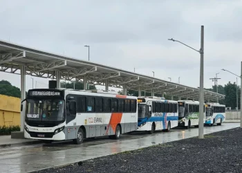 “Ônibus parados no Terminal Margaridas, em Irajá, onde a linha 516I passa a se integrar às demais linhas, ampliando as opções de deslocamento entre Nilópolis e o Rio de Janeiro. Foto: Reprodução da Internet