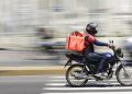 Sancionada pelo Executivo, lei do vereador Flávio Vergueiro fixa entregas na portaria e impõe suporte das plataformas aos trabalhadores. Foto: Divulgação