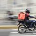 Sancionada pelo Executivo, lei do vereador Flávio Vergueiro fixa entregas na portaria e impõe suporte das plataformas aos trabalhadores. Foto: Divulgação